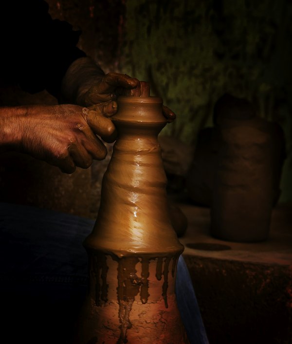 Où apprendre les techniques de la poterie traditionnelle en Tunisie : ateliers et artisans ?